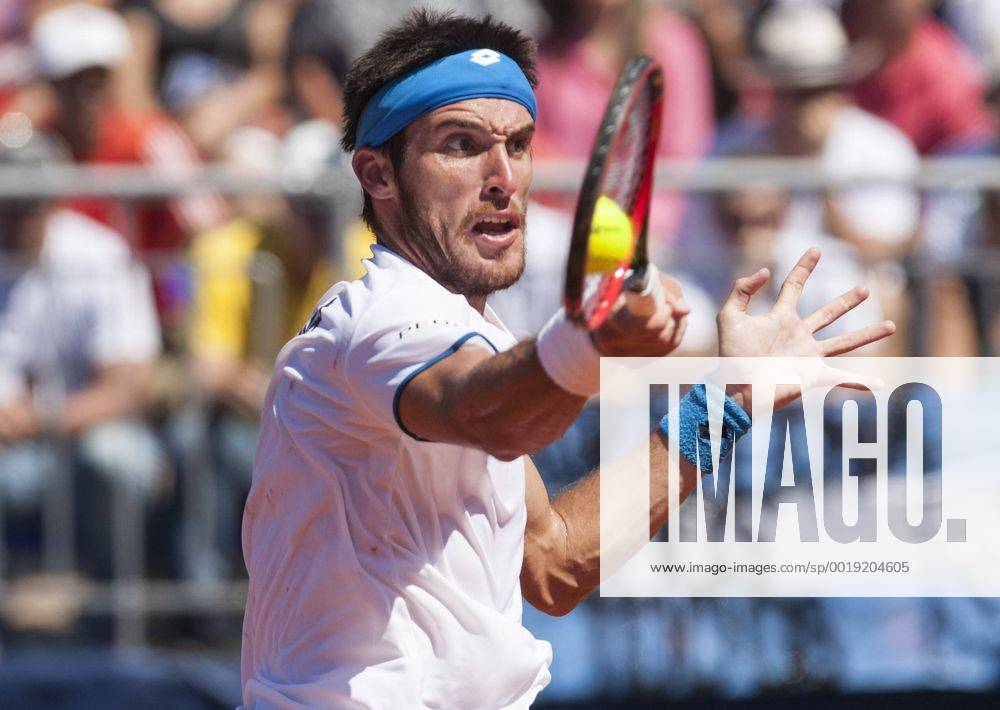 Argentina s Leonardo Mayer returns the ball during the Davis Cup World Group First round singles match in Villa Martelli, near Buenos Aires, capital of Argentina, on March 8, 2015. MartinxZabala) (jp) (SP)ARGENTINA-VILLA MARTELLI-TENNIS-DAVIS CUP e MARTINxZABALA