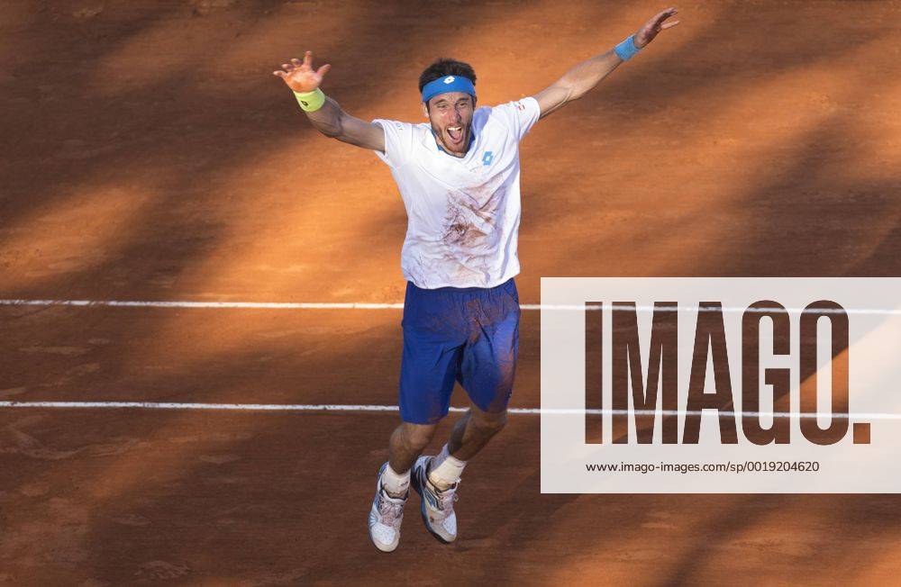 Argentina s Leonardo Mayer celebrates his victory after the Davis Cup World Group first round singles match in Villa Martelli, near Buenos Aires, capital of Argentina, March 8, 2015. The match broke the record of duration with 6 hours and 42 minutes, as the longest match in the history of the Davis Cup. MartinxZabala) (da) (SP)ARGENTINA-VILLA MARTELLI-TENNIS-DAVIS CUP e MARTINxZABALA