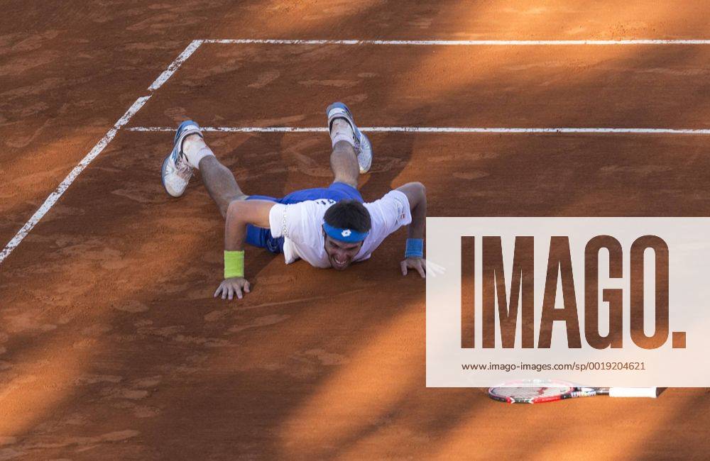 Argentina s Leonardo Mayer celebrates his victory after the Davis Cup World Group first round singles match in Villa Martelli, near Buenos Aires, capital of Argentina, March 8, 2015. The match broke the record of duration with 6 hours and 42 minutes, as the longest match in the history of the Davis Cup. MartinxZabala) (da) (SP)ARGENTINA-VILLA MARTELLI-TENNIS-DAVIS CUP e MARTINxZABALA