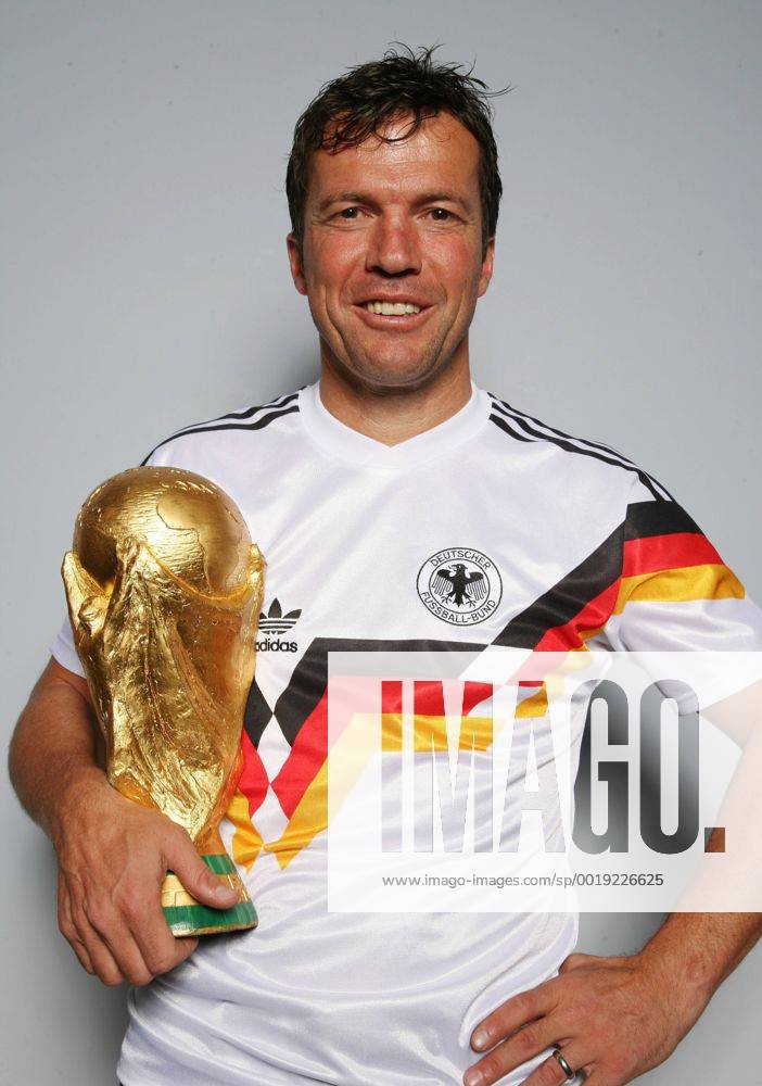 Lothar Matthäus - Weltmeister 1990 mit Deutschland - posiert im Nationaltrikot von 1990 mit dem WM Pokal