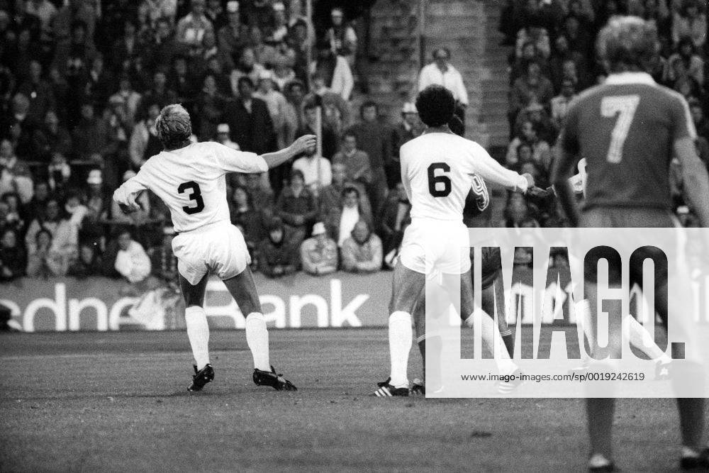 FC Bayern München gegen Cosmos New York - Franz Beckenbauer (Cosmos New York, 6) gegen Gerd Müller (FC Bayern München, 9)