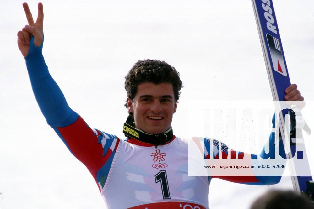 Alberto Tomba (Italien) in Siegerpose nach seinem Olympiasieg beim Riesenslalom Hier gewann er eine von insgesamt drei olympischen Goldmedaillen Alpiner Skilauf OS Winter Herren Olympische Winterspiele 1988, Spiele, Olympia, Olympiade, Ski Alpin, Skisport, Riesenslalom Einzelbild Calgary Glück, Freude,