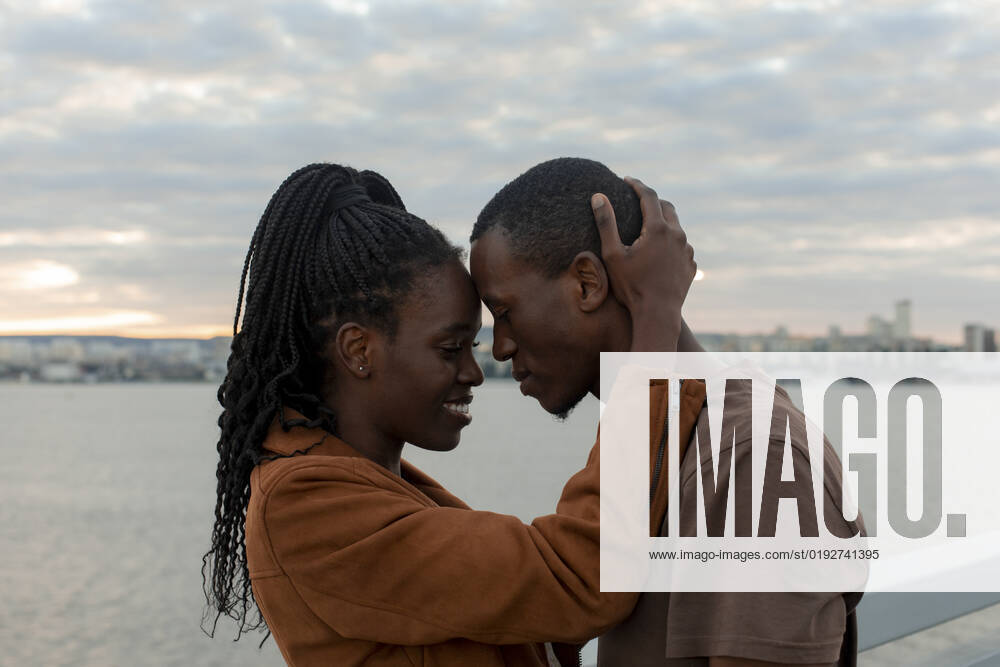 Romantic couple head to head by railing in front of river model released, Symbolfoto, JBUF00035