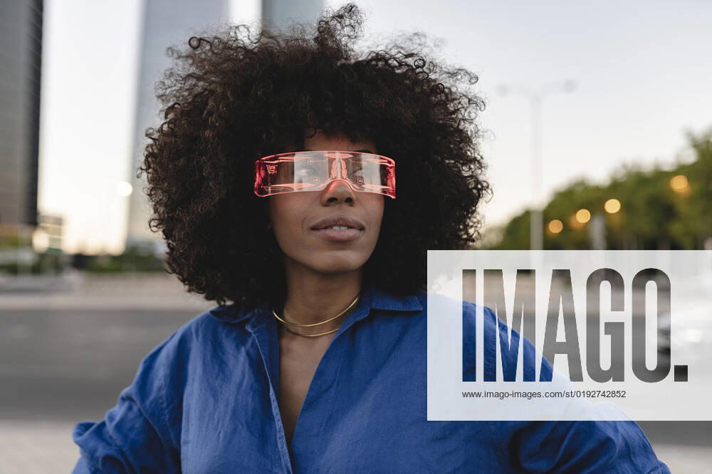 IMAGO Creative: Business, Innovative Technologie-Lösungen Woman with Afro hairstyle wearing smart glasses model released, Symbolfoto, JCCMF07424