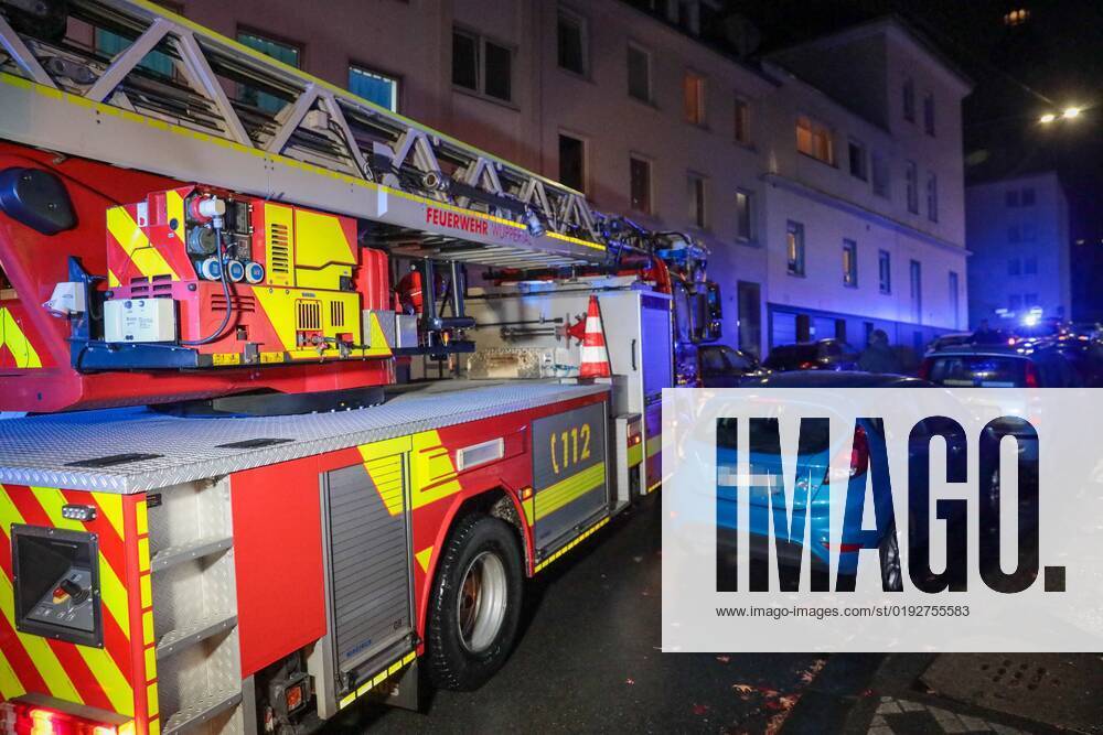 Feuerwehr und Ordnungsamt machen Fahrproben in Wohnvierteln - mehrfach bleiben die Rettungskräfte stecken und kommen nichtmehr vorwärts Gemeinsam mit dem Ordnungsamt führte die Feuerwehr Wuppertal am Donnerstagabend Probefahrten durch Wohnquartiere im Stadtteil Elberfeld durch. Wie Andreas Steinhardt, stellvertretender Leiter der Wuppertaler Feuerwehr erklärte habe es in der jüngsten Vergangenheit Probleme gegeben, Einsatzstellen zu erreichen ohne beispielsweise einen abgefahrenen Spiegel oder größere Schäden in Kauf zu nehmen. An nahezu jeder Kreuzung standen Fahrzeug so nah im Einmündungsbereich, dass die Durchfahrt für die Drehleiter (das wichtigste Mittel zur Menschenrettung) nur durch zeitaufwendiges rangieren oder gar nicht