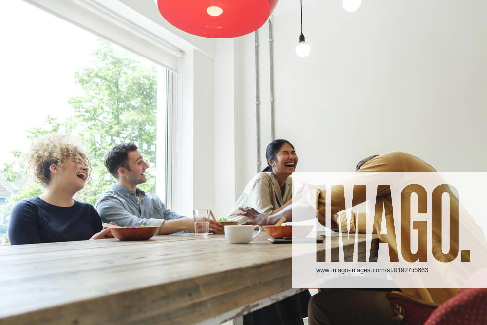 Businesswoman winning at arm wrestling over male colleague at lunch break model released, Symbolfoto property released, WESTF25056