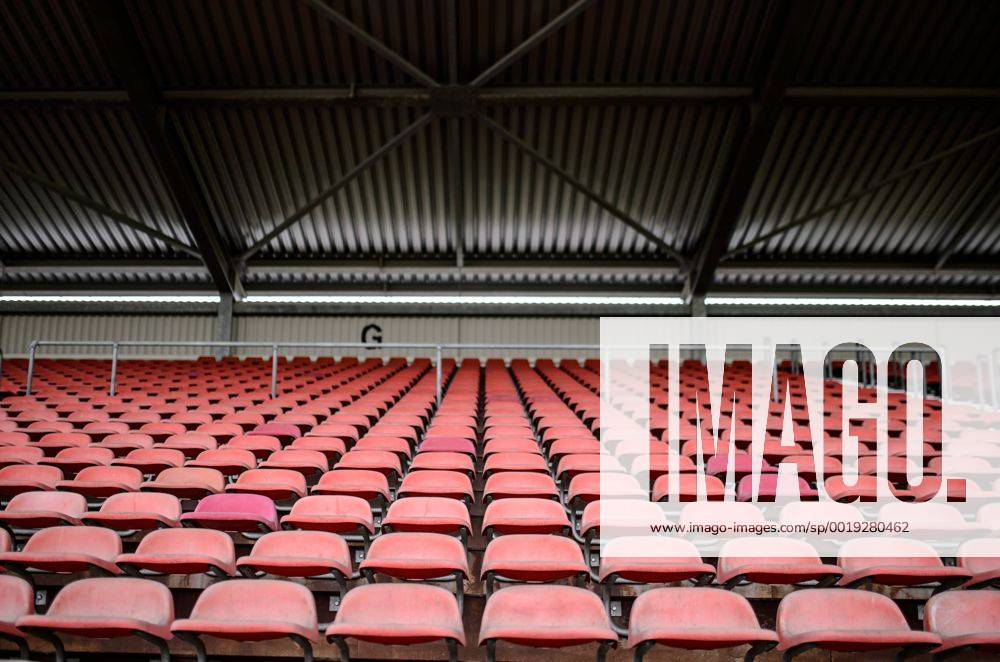Fußball, Stadiongeschichte 1. FSV Mainz 05 Impressionen aus dem alten Bruchwegstadion, Heimstätte der zweiten Mannschaft des FSV Mainz 05: Blick auf die alte Sitztribüne.