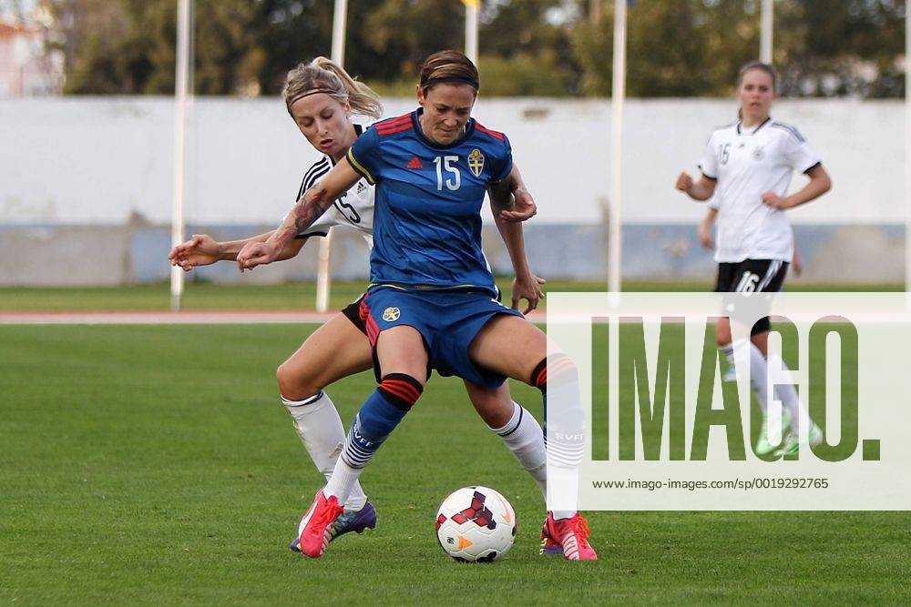 V.li.: Kathrin Hendrich (Deutschland) im Zweikampf, Duell, duel, tackle mit Therese Sjögran (Schweden) Fussball, Algarve Cup 2015, Deutschland - Schweden,