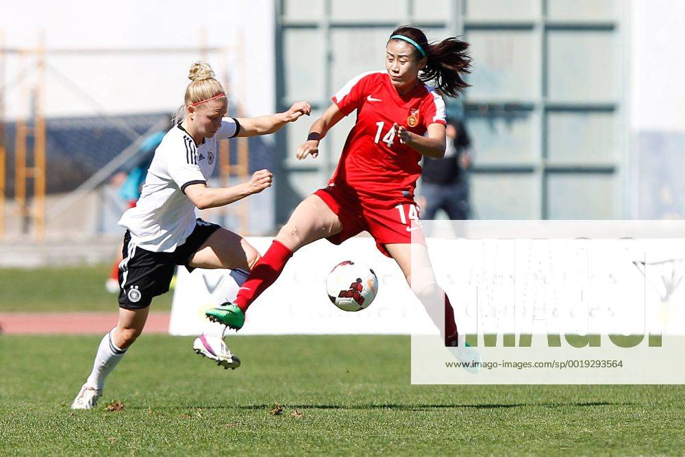 V.li.: Leonie Maier (Deutschland) im Zweikampf, Duell, duel, tackle mit Zhao Rong (China) Fussball, Algarve Cup 2015, Deutschland - China,