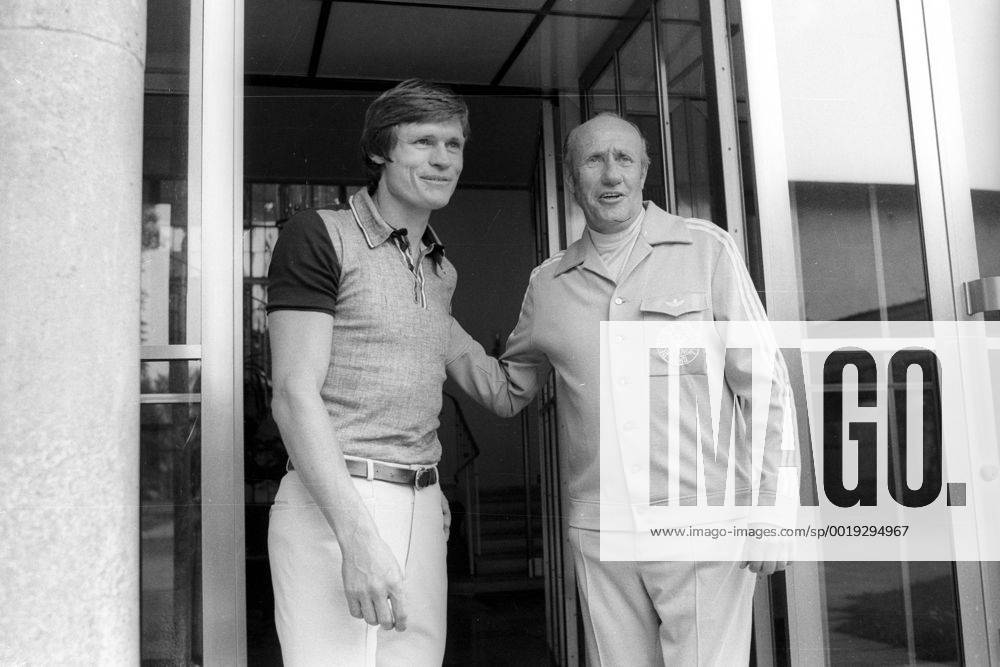 Treffen der deutschen Nationalmannschaft in Grünwald: Peter Nogly (li.) und Bundestrainer Helmut Schön
