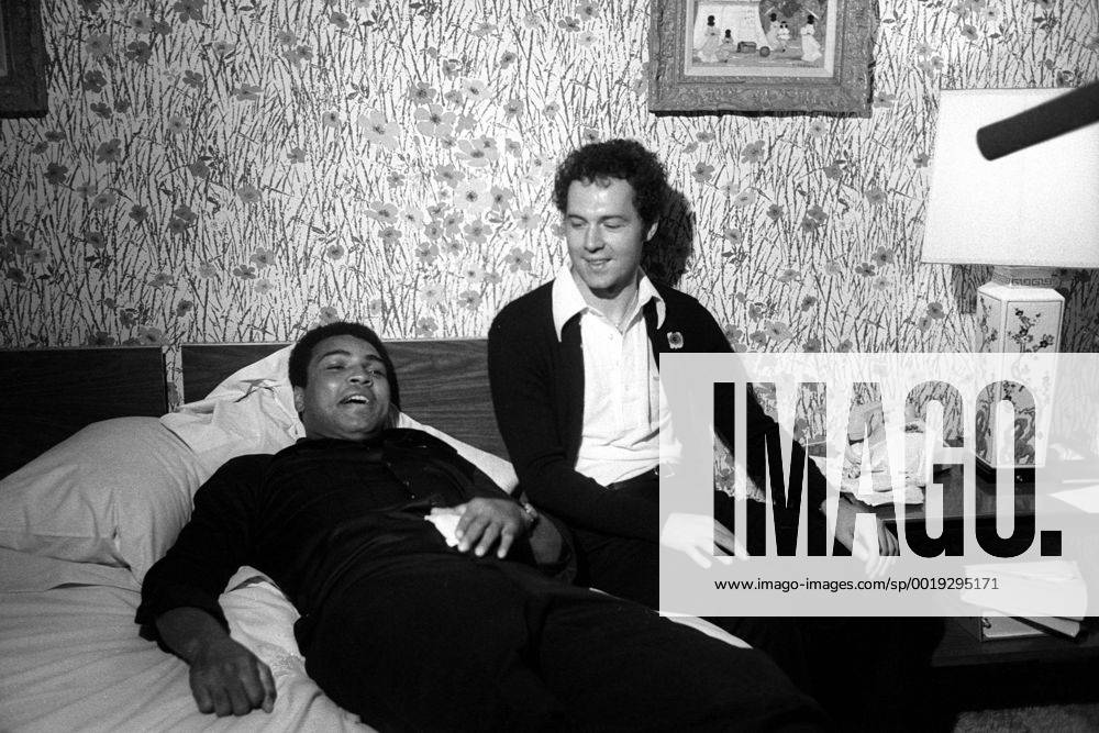 Franz Beckenbauer (re., BR Deutschland) besucht Muhammad Ali (USA)