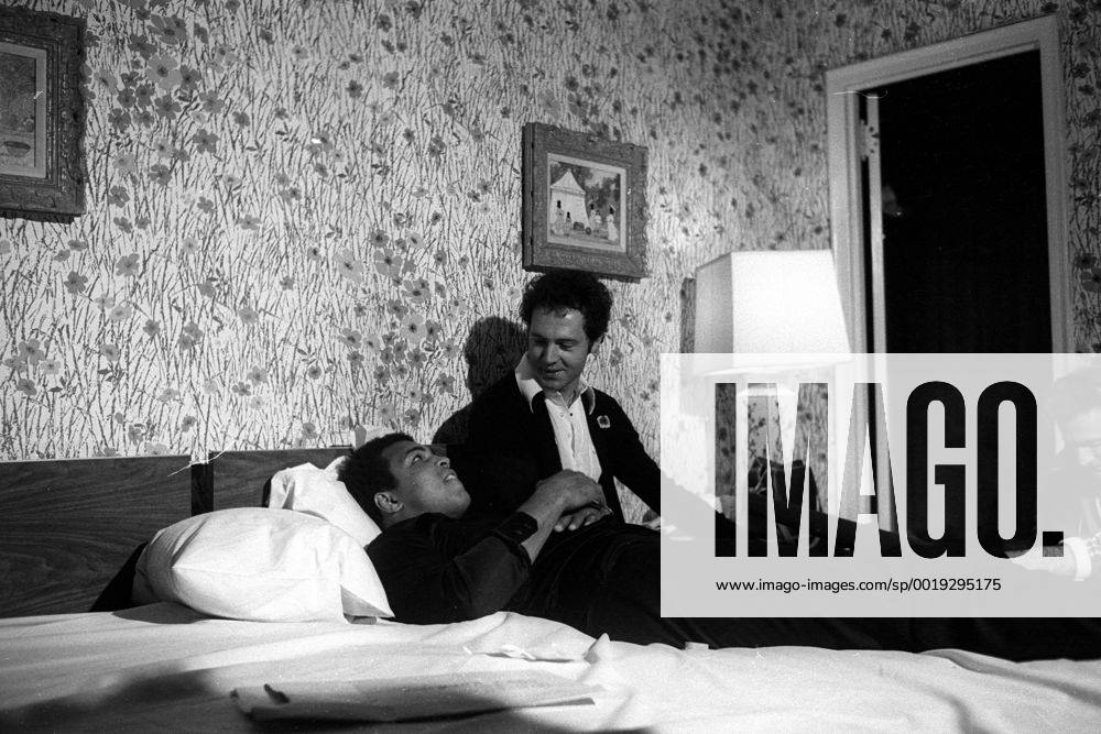 Franz Beckenbauer (hi., BR Deutschland) besucht Muhammad Ali (USA)