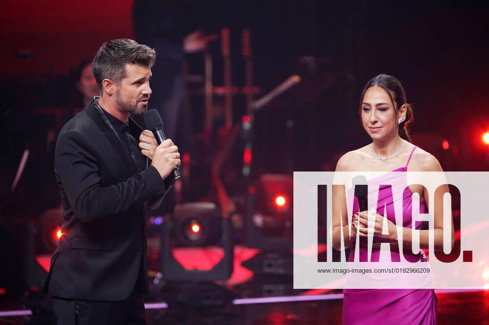 Thore Schölermann and Melissa Khalaj in the final of the 12 season of the casting show The Voice of Germany 2022 in Studio H Berlin Adlershof Berlin, 04 11 2022 Foto:xT.xBartillax xFuturexImage