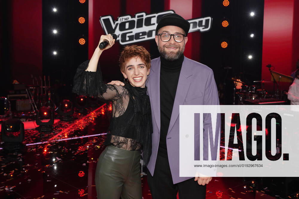 Anny Ogrezeanu and Mark Forster in the final of the 12 season of the casting show The Voice of Germany 2022 in Studio H Berlin Adlershof Berlin, 04 11 2022 Foto:xT.xBartillax xFuturexImage