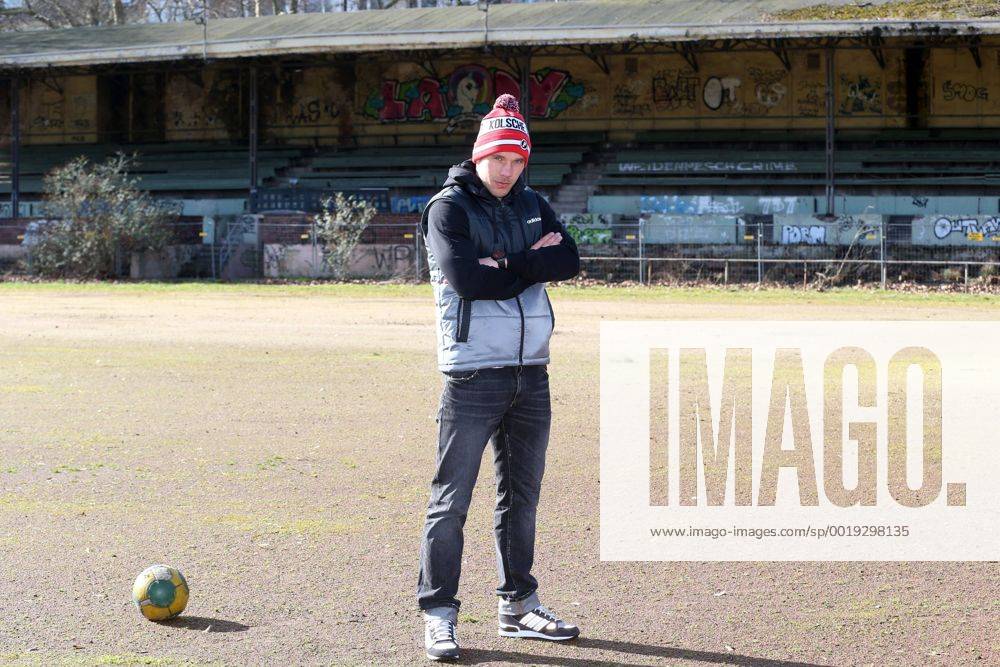 Lukas Podolski auf der ältesten Tribüne Deutschlands im Weidenpescher Park (Baujahr 1920) VFL Köln 99 Foto: 23.02.2014