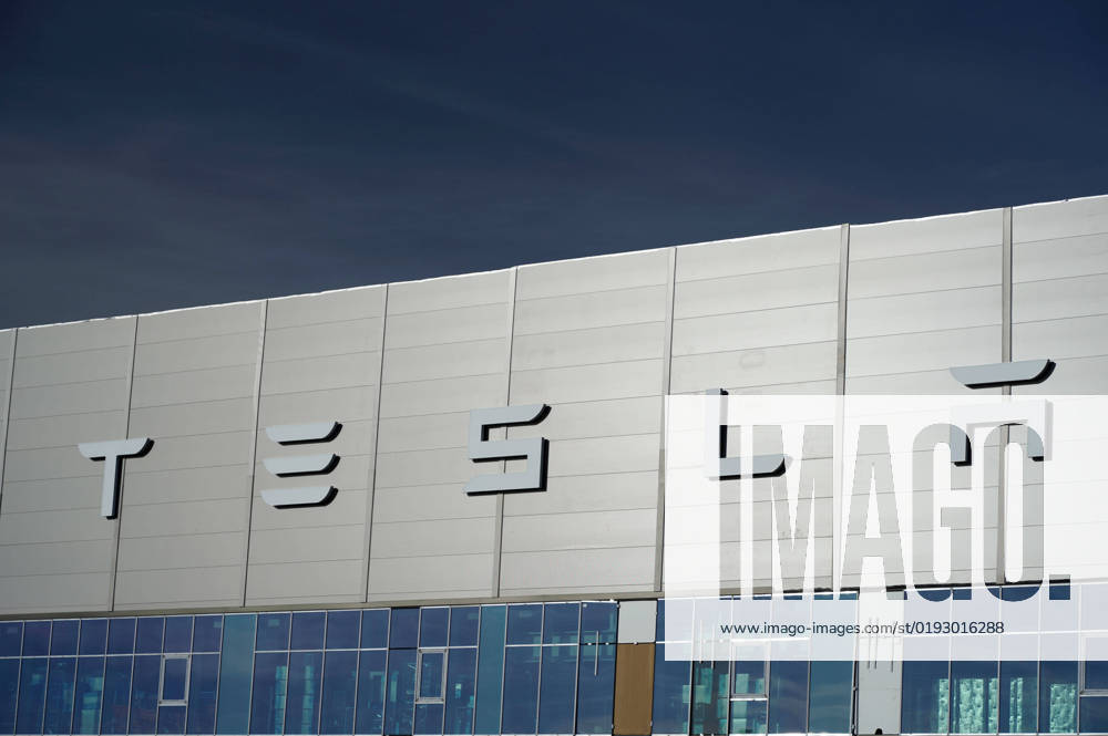 Nach Verzögerung wegen umweltrechtlicher Genehmigungsverfahren ist die Auto-Produktion von Tesla in der Gigafactory 4 jetzt mit voller Betriebsgenehmigung gestartet. Laut jüngsten Produktionszahlen verlassen inzwischen pro Woche 2.000 Autos das Werk. Obwohl ursprünglich für 2022 eine Wochenproduktion von 5.000 Fahrzeugen geplant war, sind die derzeitigen Produktionszahlen als gut einzuschätzen, da jedes hierzulande gebaute Auto den Druck vermindert, mit Tesla-Modellen aus China oder den USA die Bedürfnisse des europäischen Marktes zu decken. Auch für den Bau der Batteriefabrik sind sämtliche Genehmigungen erteilt. Die US-Zeitung Wall Street Journal hatte vor kurzem unter Berufung auf Insider berichtet, Elon Musks Unternehmen habe d Foto:xT.xBartillax xFuturexImage