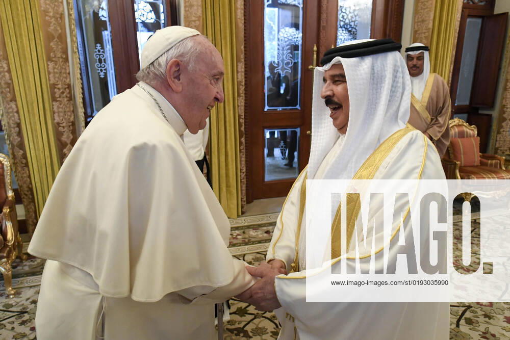 A moment of the meeting of Pope Francis with the King of Bahrain Hamad bin Isa Al Khalifa on the occasion of his Apostolic Journey to Bahrain, 5 November 2022. ANSA PRESS OFFICE VATICAN MEDIA Roma - ZUMAa110 20221105_zaf_a110_042