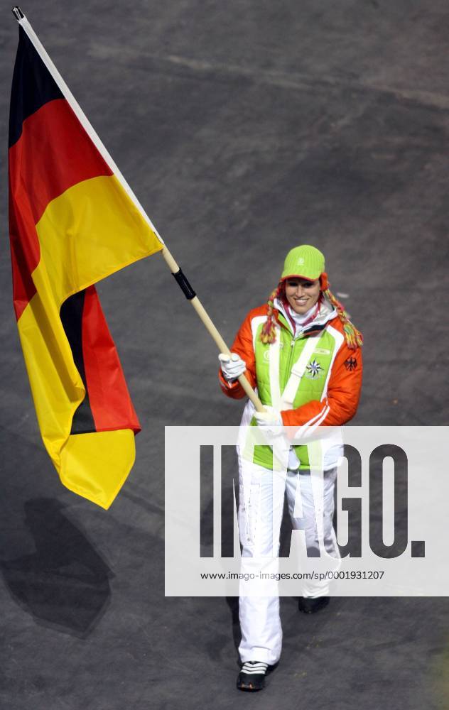 Fahnenträgerin Kati Wilhelm (Deutschland) beim Einmarsch der deutschen Delegation während der olympischen Spiele in Turin 2006 Biathlon OS Winter Damen Olympische Spiele Turin 2006, Winterspiele, Eröffnungsfeier, Eröffnung, Zeremonie Einzelbild Turin