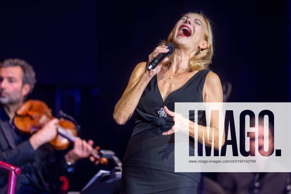 Ute Lemper Ute Lemper sings her program Songs from the broken Heart Sonneberg Thuringia GERMANY at the 36 Internationale Sonneberger Jazztage in the Gesellschaftshaus