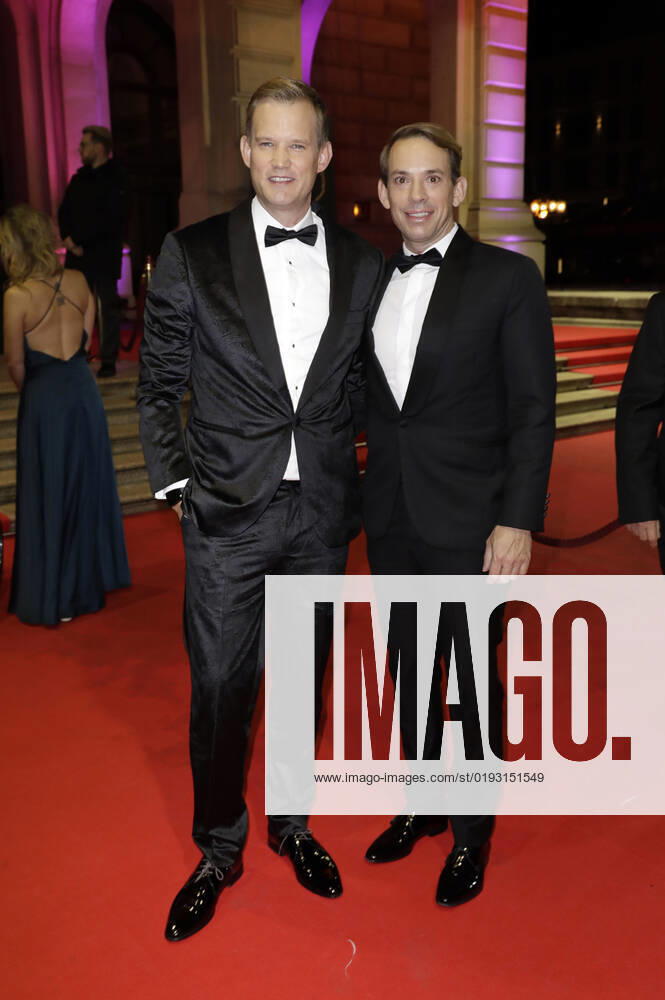 Hendrik Streeck with husband Paul Zubeil at the 40 German Sports Press Ball 2022 at the Alte Oper Frankfurt, 05 11 2022 Foto:xS.xGabschx xFuturexImage