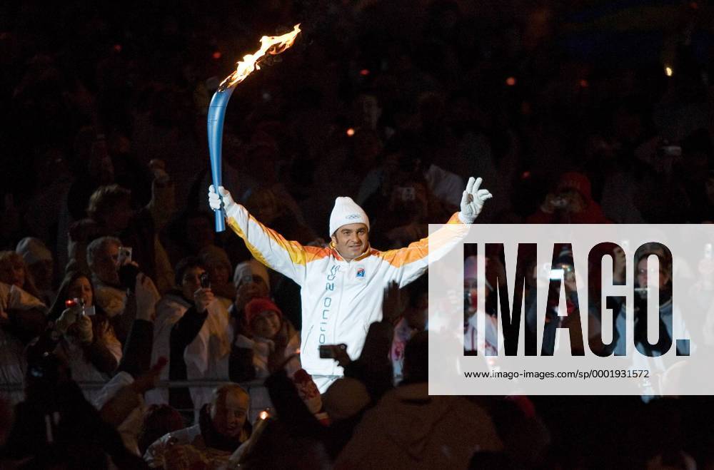 Fackelträger Alberto Tomba (Italien) umringt von Fotografen während der Eröffnungsfeier der olympischen Winterspiele 2006 in Turin - (oly2006021021) Alpiner Skilauf OS Winter Herren Olympische Spiele Turin 2006, Winterspiele, Eröffnungsfeier, Eröffnung, Zeremonie Totale Turin