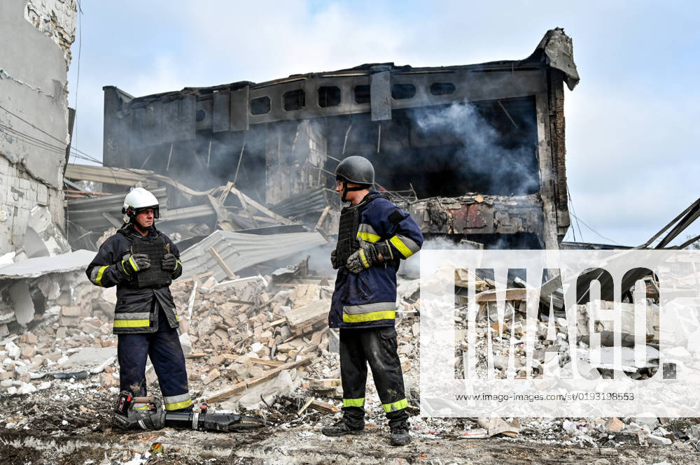 KW44 ZAPORIZHZHIA, UKRAINE - NOVEMBER 6, 2022 - Rescuers respond to a Russian missile attack which left a commercial enterprise destroyed, Zaporizhzhia, southeastern Ukraine. Russia strikes Zaporizhzhia with S-300 missiles at night