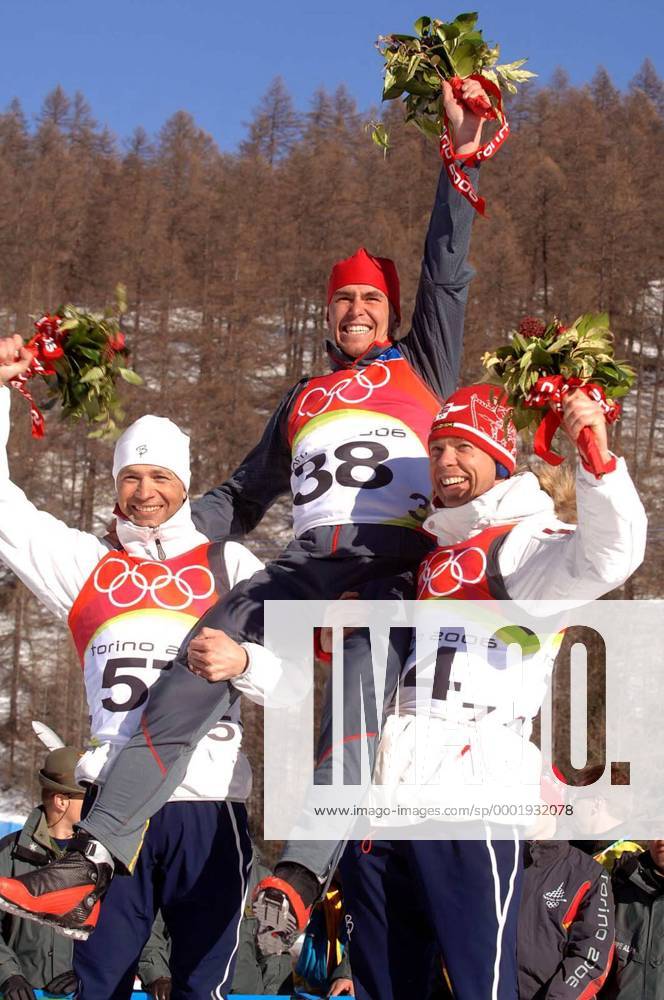 Siegerehrung Biathlon über 20km: Olympiasieger Michael Greis (Deutschland, Mitte) wird von Ole Einar Björndalen (li.) und Halvard Hanevold (beide Norwegen) gefeiert - Biathlon OS Winter Herren Olympische Spiele Turin 2006, Winterspiele, 20km, 20 km, Kilometer Gruppe Cesana San Sicario Freude,