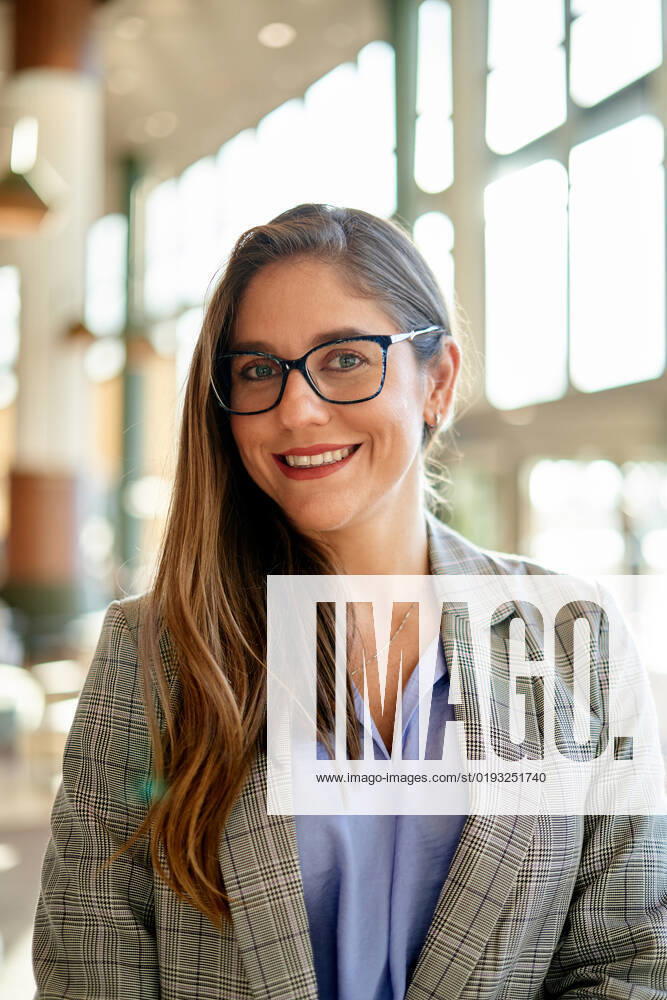 Portrait of young businesswoman standing in big office. Valencia, Valencian Community, Spain CR_VFKDPR221106-1067598-01 ,model released, Symbolfoto