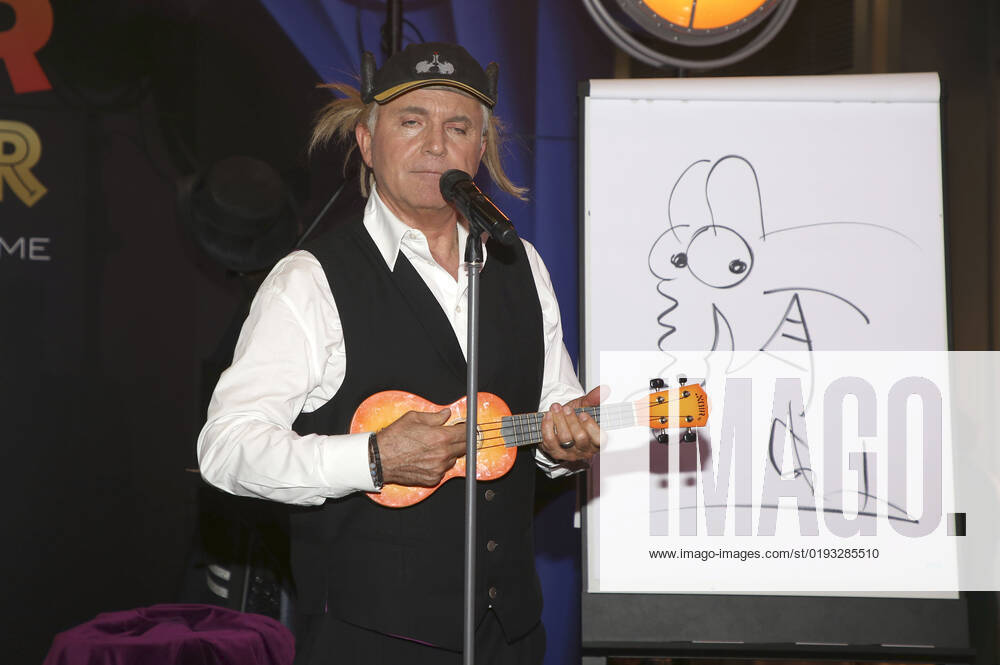 Jörg Knör parodies Otto Waalkes during a guest appearance at the Europa Passage, Hamburg, 06 11 2022 Foto:xFuturexImage