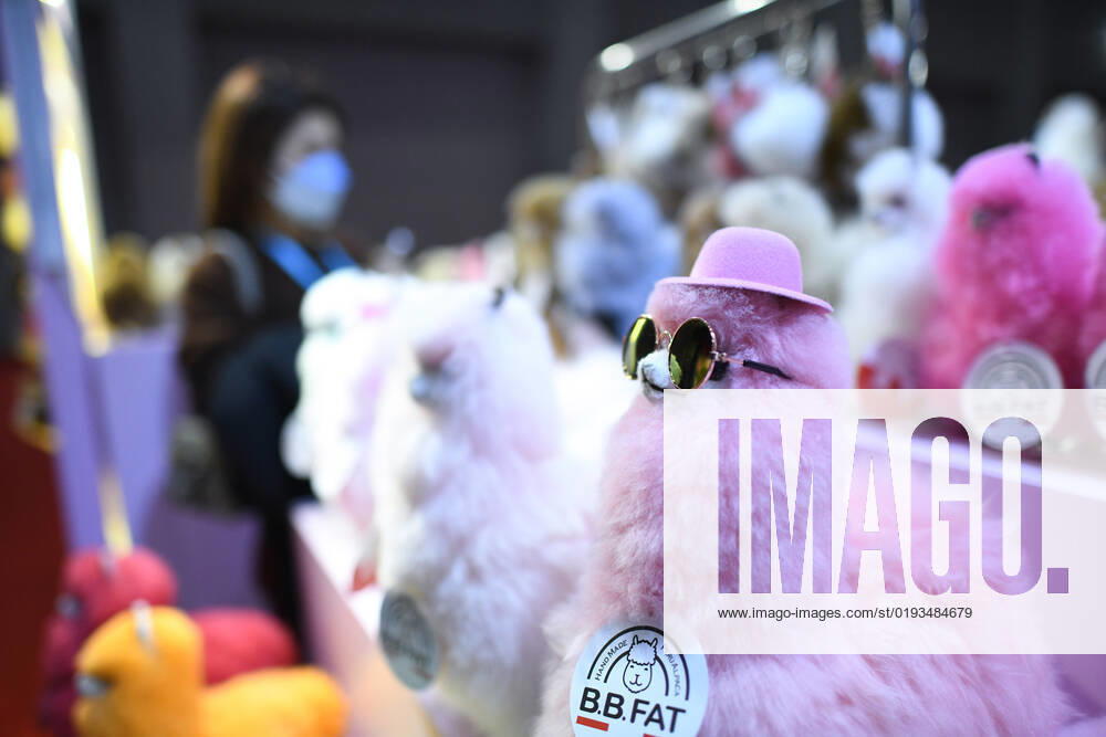 (221108) -- SHANGHAI, Nov. 8, 2022 -- This photo taken on Nov. 7, 2022 shows stuffed toys displayed at a booth of a Peruvian company at the fifth China International Import Expo (CIIE) in east China s Shanghai. Exhibitors from Australia, New Zealand and Peru have displayed alpaca-fur products at the fifth CIIE in Shanghai, attracting many visitors. ) (CIIE) CHINA-SHANGHAI-CIIE-ALPACA FIBER-PRODUCTS (CN) DaixTianfang