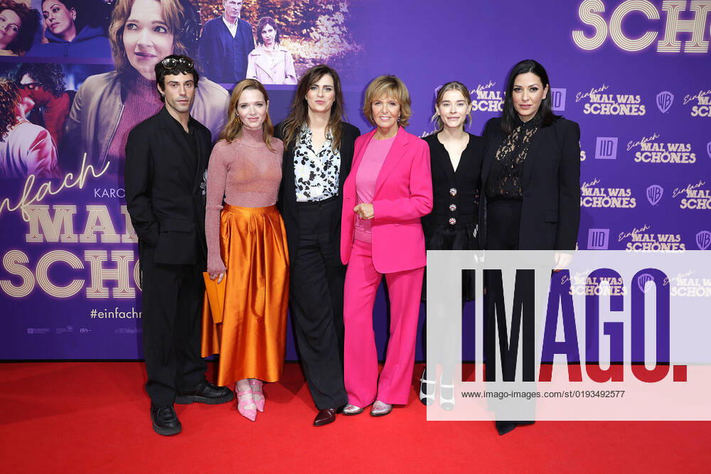Aaron Altaras, Karoline Herfurth, Nora Tschirner, Ulrike Kriener, Milena Tscharntke and Jasmin Shakeri at the film premiere of Einfach mal was Schönes on 8 11 2022 in Berlin Einfach mal was Schoenes film premiere in Berlin