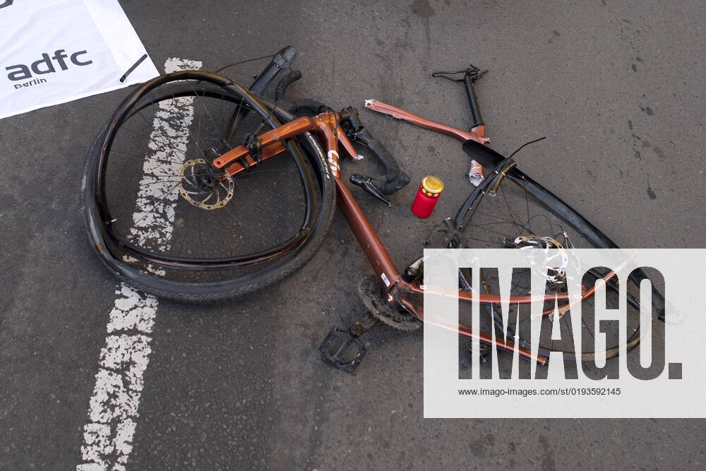 Mahnwache getoetete Radfahrerin DEU, Deutschland, Germany, Berlin, 06.11.2022 Kundgebung mit kaputtem Opferrad bei der Mahnwache fuer getoetete Radfahrerin 44 Jahre 03.11.2022 und Verkehrsunfallopfer Erinnerungs Rad der Initiativen ADFC Allgemeiner Deutscher Fahrrad Club, Vision Zero und Changing Cities an der Spichernstrasse Bundesstrasse in Berlin, Deutschland. Aktion fuer mehr Sicherheit im Strassenverkehr auf Grundlage des Unfalls zwischen einem Lastwagen Betonmischer und vom Opfer am 31. Oktober 2022 an der Ungluecksstelle. Kritik gab es an einer Aktion von Klimaaktivisten Aufstand der Letzten Generation welche angeblich die Rettung erschwerte. en: Rally with destroyed bike during a vigil for killed woman cyclist and traffic accident v