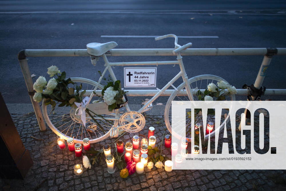 Mahnwache getoetete Radfahrerin DEU, Deutschland, Germany, Berlin, 06.11.2022 Kundgebung mit Symbol weisses Rad Geisterrad und Schild Mahnwache fuer getoetete Radfahrerin 44 Jahre 03.11.2022 und Verkehrsunfallopfer Erinnerungs Rad der Initiativen ADFC Allgemeiner Deutscher Fahrrad Club, Vision Zero und Changing Cities an der Spichernstrasse Bundesstrasse in Berlin, Deutschland. Aktion fuer mehr Sicherheit im Strassenverkehr auf Grundlage des Unfalls zwischen einem Lastwagen Betonmischer und vom Opfer am 31. Oktober 2022 an der Ungluecksstelle. Kritik gab es an einer Aktion von Klimaaktivisten Aufstand der Letzten Generation welche angeblich die Rettung erschwerte. en: Rally with symbol ghost bike and sign vigil for killed woman cyclist and