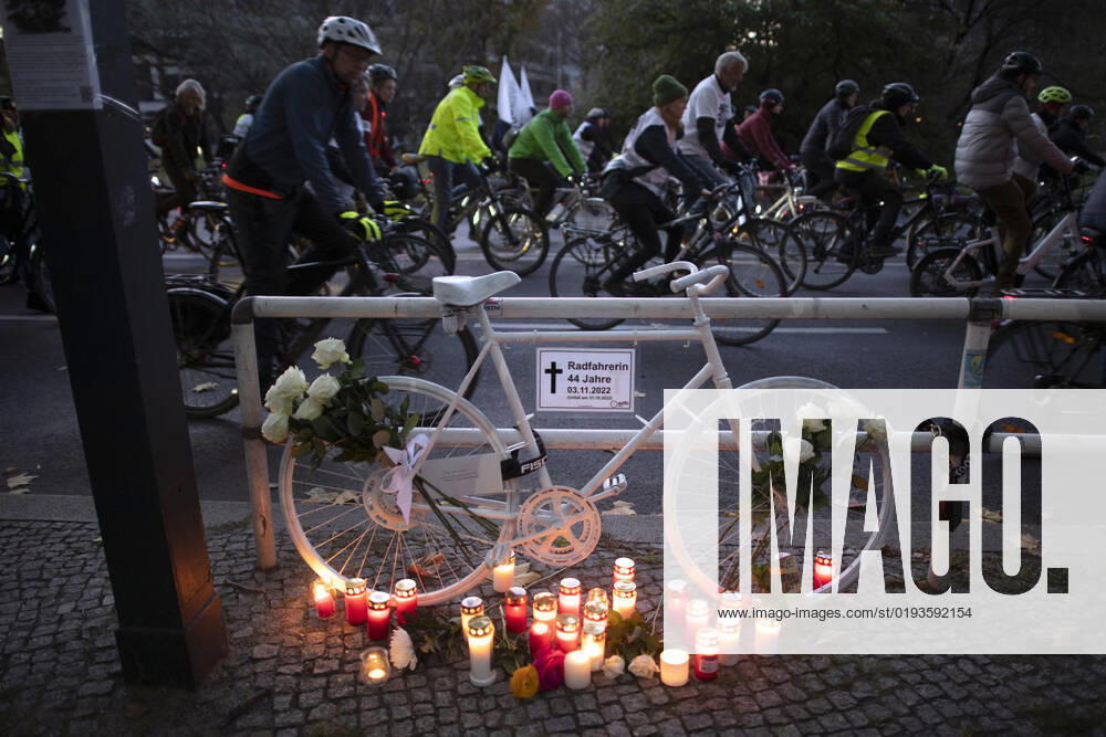 Mahnwache getoetete Radfahrerin DEU, Deutschland, Germany, Berlin, 06.11.2022 Kundgebung mit Symbol weisses Rad Geisterrad und Schild Mahnwache fuer getoetete Radfahrerin 44 Jahre 03.11.2022 und Verkehrsunfallopfer Erinnerungs Rad der Initiativen ADFC Allgemeiner Deutscher Fahrrad Club, Vision Zero und Changing Cities an der Spichernstrasse Bundesstrasse in Berlin, Deutschland. Aktion fuer mehr Sicherheit im Strassenverkehr auf Grundlage des Unfalls zwischen einem Lastwagen Betonmischer und vom Opfer am 31. Oktober 2022 an der Ungluecksstelle. Kritik gab es an einer Aktion von Klimaaktivisten Aufstand der Letzten Generation welche angeblich die Rettung erschwerte. en: Rally with symbol ghost bike and sign vigil for killed woman cyclist and
