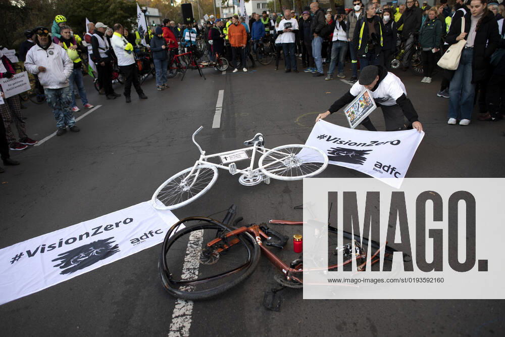 Mahnwache getoetete Radfahrerin DEU, Deutschland, Germany, Berlin, 06.11.2022 Kundgebung mit kaputtem Opferrad Symbol weisses Rad Geisterrad und Schild Mahnwache fuer getoetete Radfahrerin 44 Jahre 03.11.2022 und Verkehrsunfallopfer Erinnerungs Rad der Initiativen ADFC Allgemeiner Deutscher Fahrrad Club, Vision Zero und Changing Cities an der Spichernstrasse Bundesstrasse in Berlin, Deutschland. Aktion fuer mehr Sicherheit im Strassenverkehr auf Grundlage des Unfalls zwischen einem Lastwagen Betonmischer und vom Opfer am 31. Oktober 2022 an der Ungluecksstelle. Kritik gab es an einer Aktion von Klimaaktivisten Aufstand der Letzten Generation welche angeblich die Rettung erschwerte. en: Rally with destroyed bike and symbol ghost bike and sig