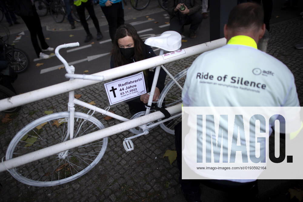 Mahnwache getoetete Radfahrerin DEU, Deutschland, Germany, Berlin, 06.11.2022 Kundgebung mit Symbol weisses Rad Geisterrad und Schild Mahnwache fuer getoetete Radfahrerin 44 Jahre 03.11.2022 und Verkehrsunfallopfer Erinnerungs Rad der Initiativen ADFC Allgemeiner Deutscher Fahrrad Club, Vision Zero und Changing Cities an der Spichernstrasse Bundesstrasse in Berlin, Deutschland. Aktion fuer mehr Sicherheit im Strassenverkehr auf Grundlage des Unfalls zwischen einem Lastwagen Betonmischer und vom Opfer am 31. Oktober 2022 an der Ungluecksstelle. Kritik gab es an einer Aktion von Klimaaktivisten Aufstand der Letzten Generation welche angeblich die Rettung erschwerte. en: Rally with symbol ghost bike and sign vigil for killed woman cyclist and