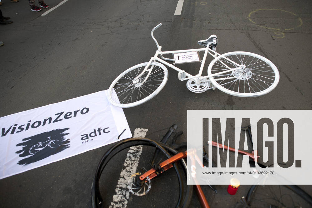 Mahnwache getoetete Radfahrerin DEU, Deutschland, Germany, Berlin, 06.11.2022 Kundgebung mit kaputtem Opferrad Symbol weisses Rad Geisterrad und Schild Mahnwache fuer getoetete Radfahrerin 44 Jahre 03.11.2022 und Verkehrsunfallopfer Erinnerungs Rad der Initiativen ADFC Allgemeiner Deutscher Fahrrad Club, Vision Zero und Changing Cities an der Spichernstrasse Bundesstrasse in Berlin, Deutschland. Aktion fuer mehr Sicherheit im Strassenverkehr auf Grundlage des Unfalls zwischen einem Lastwagen Betonmischer und vom Opfer am 31. Oktober 2022 an der Ungluecksstelle. Kritik gab es an einer Aktion von Klimaaktivisten Aufstand der Letzten Generation welche angeblich die Rettung erschwerte. en: Rally with destroyed bike and symbol ghost bike and sig