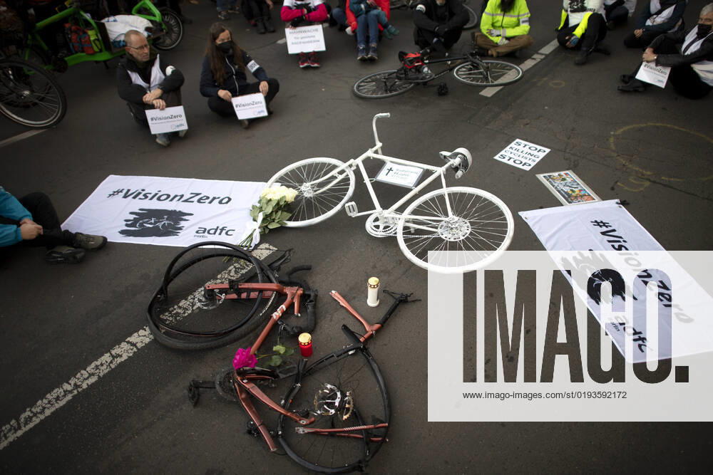 Mahnwache getoetete Radfahrerin DEU, Deutschland, Germany, Berlin, 06.11.2022 Kundgebung mit kaputtem Opferrad Symbol weisses Rad Geisterrad und Schild Mahnwache fuer getoetete Radfahrerin 44 Jahre 03.11.2022 und Verkehrsunfallopfer Erinnerungs Rad der Initiativen ADFC Allgemeiner Deutscher Fahrrad Club, Vision Zero und Changing Cities an der Spichernstrasse Bundesstrasse in Berlin, Deutschland. Aktion fuer mehr Sicherheit im Strassenverkehr auf Grundlage des Unfalls zwischen einem Lastwagen Betonmischer und vom Opfer am 31. Oktober 2022 an der Ungluecksstelle. Kritik gab es an einer Aktion von Klimaaktivisten Aufstand der Letzten Generation welche angeblich die Rettung erschwerte. en: Rally with destroyed bike and symbol ghost bike and sig