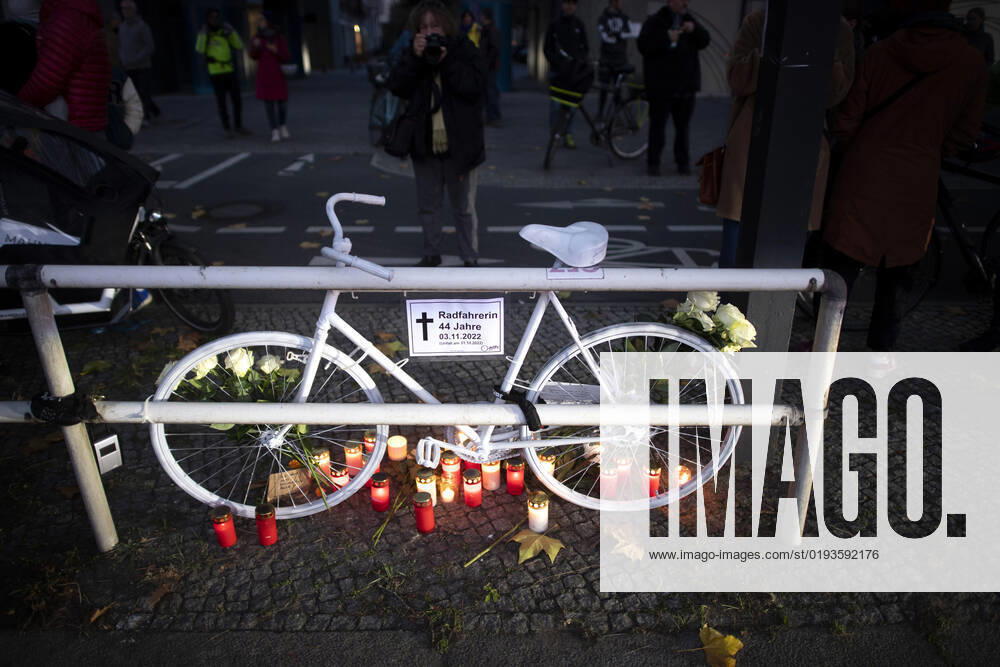 Mahnwache getoetete Radfahrerin DEU, Deutschland, Germany, Berlin, 06.11.2022 Kundgebung mit Symbol weisses Rad Geisterrad und Schild Mahnwache fuer getoetete Radfahrerin 44 Jahre 03.11.2022 und Verkehrsunfallopfer Erinnerungs Rad der Initiativen ADFC Allgemeiner Deutscher Fahrrad Club, Vision Zero und Changing Cities an der Spichernstrasse Bundesstrasse in Berlin, Deutschland. Aktion fuer mehr Sicherheit im Strassenverkehr auf Grundlage des Unfalls zwischen einem Lastwagen Betonmischer und vom Opfer am 31. Oktober 2022 an der Ungluecksstelle. Kritik gab es an einer Aktion von Klimaaktivisten Aufstand der Letzten Generation welche angeblich die Rettung erschwerte. en: Rally with symbol ghost bike and sign vigil for killed woman cyclist and