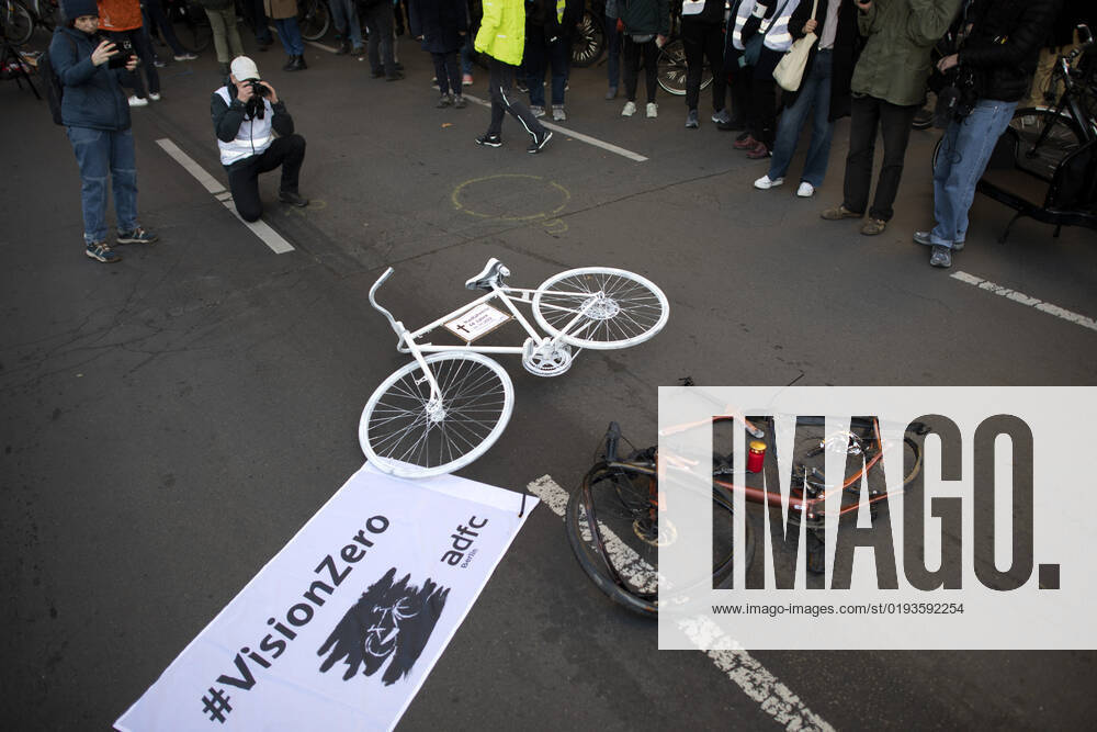 Mahnwache getoetete Radfahrerin DEU, Deutschland, Germany, Berlin, 06.11.2022 Kundgebung mit kaputtem Opferrad Symbol weisses Rad Geisterrad und Schild Mahnwache fuer getoetete Radfahrerin 44 Jahre 03.11.2022 und Verkehrsunfallopfer Erinnerungs Rad der Initiativen ADFC Allgemeiner Deutscher Fahrrad Club, Vision Zero und Changing Cities an der Spichernstrasse Bundesstrasse in Berlin, Deutschland. Aktion fuer mehr Sicherheit im Strassenverkehr auf Grundlage des Unfalls zwischen einem Lastwagen Betonmischer und vom Opfer am 31. Oktober 2022 an der Ungluecksstelle. Kritik gab es an einer Aktion von Klimaaktivisten Aufstand der Letzten Generation welche angeblich die Rettung erschwerte. en: Rally with destroyed bike and symbol ghost bike and sig