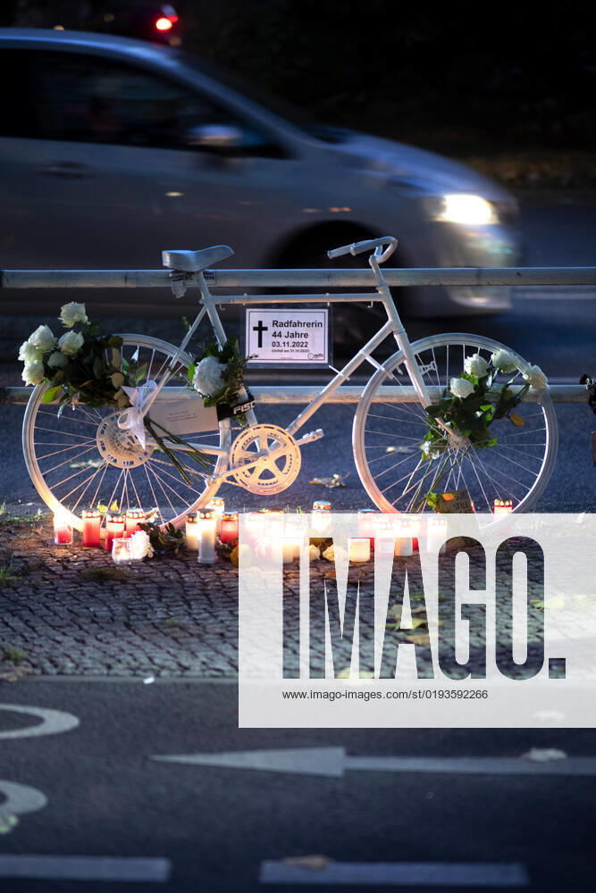 Mahnwache getoetete Radfahrerin DEU, Deutschland, Germany, Berlin, 06.11.2022 Kundgebung mit Symbol weisses Rad Geisterrad und Schild Mahnwache fuer getoetete Radfahrerin 44 Jahre 03.11.2022 und Verkehrsunfallopfer Erinnerungs Rad der Initiativen ADFC Allgemeiner Deutscher Fahrrad Club, Vision Zero und Changing Cities an der Spichernstrasse Bundesstrasse in Berlin, Deutschland. Aktion fuer mehr Sicherheit im Strassenverkehr auf Grundlage des Unfalls zwischen einem Lastwagen Betonmischer und vom Opfer am 31. Oktober 2022 an der Ungluecksstelle. Kritik gab es an einer Aktion von Klimaaktivisten Aufstand der Letzten Generation welche angeblich die Rettung erschwerte. en: Rally with symbol ghost bike and sign vigil for killed woman cyclist and