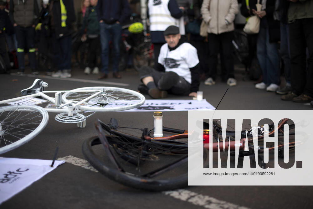 Mahnwache getoetete Radfahrerin DEU, Deutschland, Germany, Berlin, 06.11.2022 Kundgebung mit Schild Mahnwache fuer getoetete Radfahrerin 44 Jahre 03.11.2022 und Verkehrsunfallopfer Erinnerungs Rad der Initiativen ADFC Allgemeiner Deutscher Fahrrad Club, Vision Zero und Changing Cities an der Spichernstrasse Bundesstrasse in Berlin, Deutschland. Aktion fuer mehr Sicherheit im Strassenverkehr auf Grundlage des Unfalls zwischen einem Lastwagen Betonmischer und vom Opfer am 31. Oktober 2022 an der Ungluecksstelle. Kritik gab es an einer Aktion von Klimaaktivisten Aufstand der Letzten Generation welche angeblich die Rettung erschwerte. en: Rally with sign vigil for killed woman cyclist and traffic accident victim 44 years old 03.11.2022 during