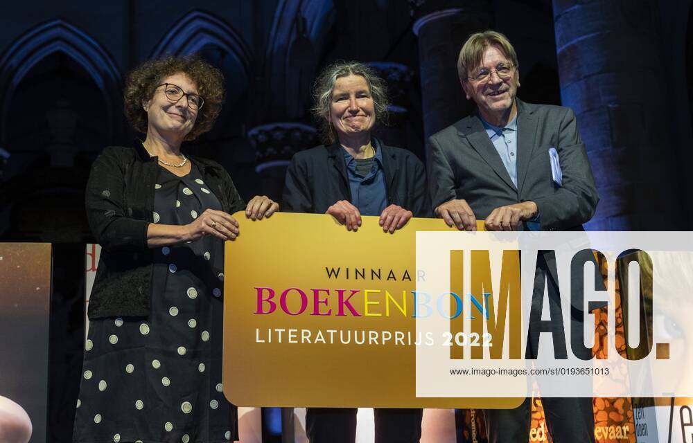 2022 11 10 21 19 40 THE HAGUE Lily Kibbeler, chairman of the annual literature prize and Guy Verhofstadt, chairman, presents a check to Anjet Daanje, who won the Boekenbon Literature Prize with The song of stork and dromedary This year the award ceremony took place in the Grote of Sint Jacobskerk ANP LEX VAN LIESHOUT netherlands out belgium out
