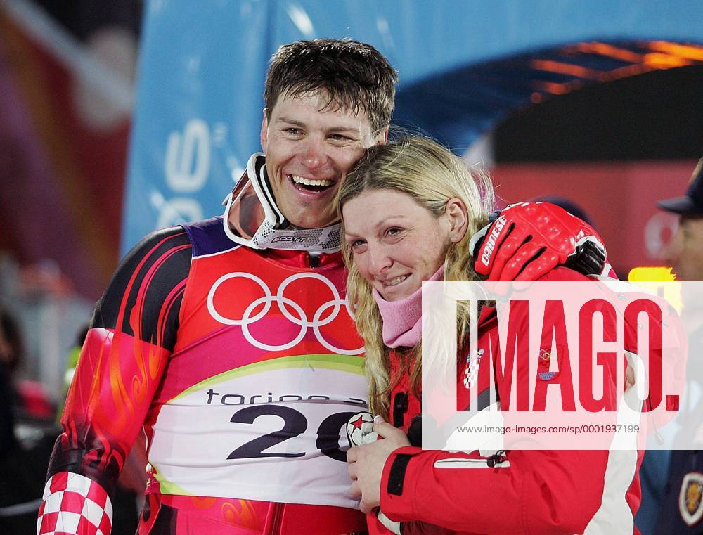 Ivica Kostelic freut sich mit seiner Schwester Janica (beide Kroatien) über seinen zweiten Platz in der Kombination Alpiner Skilauf OS Winter Herren Olympische Spiele Turin 2006, Winterspiele, Kombination, Slalom, Ski Alpin, Skisport Gruppe Sestriere Colle Harmonie, Freude,