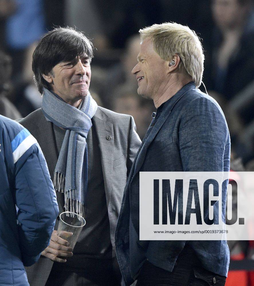 Nationaltrainer Trainer Coach Joachim Jogi Löw (GER) (links) im Gespräch mit TV-Experte Oliver Kahn (rechts) freundlich lächeln lächelt lächelnd gute Laune DFB Länderspiel Deutschland gegen Australien Freundschaftsspiel Fußball Herren GER vs AUS Saison 2014 2015 Kaiserslautern Fritz-Walter-Stadion 25.03.2015 DFB Länderspiel Deutschland gegen Australien