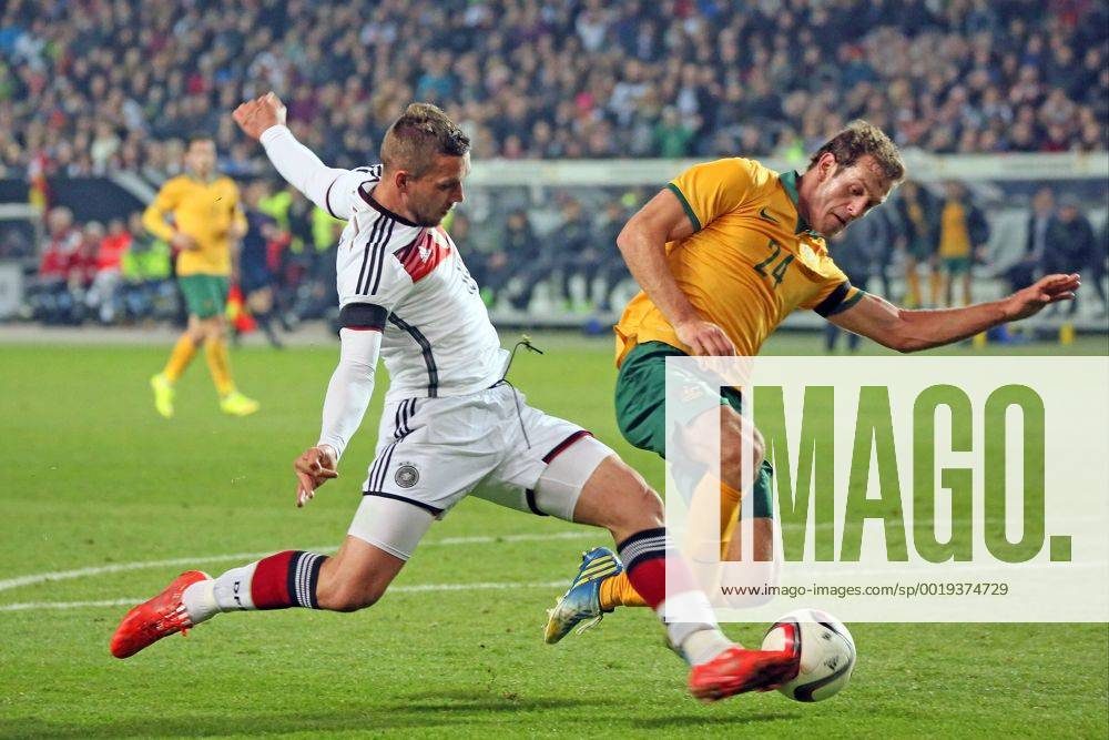 Lukas Podolski (D) gegen Luke Devere (AUS) - Deutschland vs. Australien, Fritz-Walter-Stadion Kaiserslautern