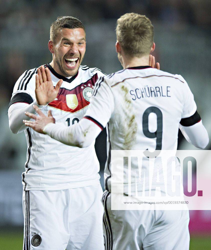 Kaiserslautern, 25.03.2015, Betzenberg Torjubel: Lukas Podolski (Deutschland), Andre Schürrle (Deutschland) Deutschland - Australien mm