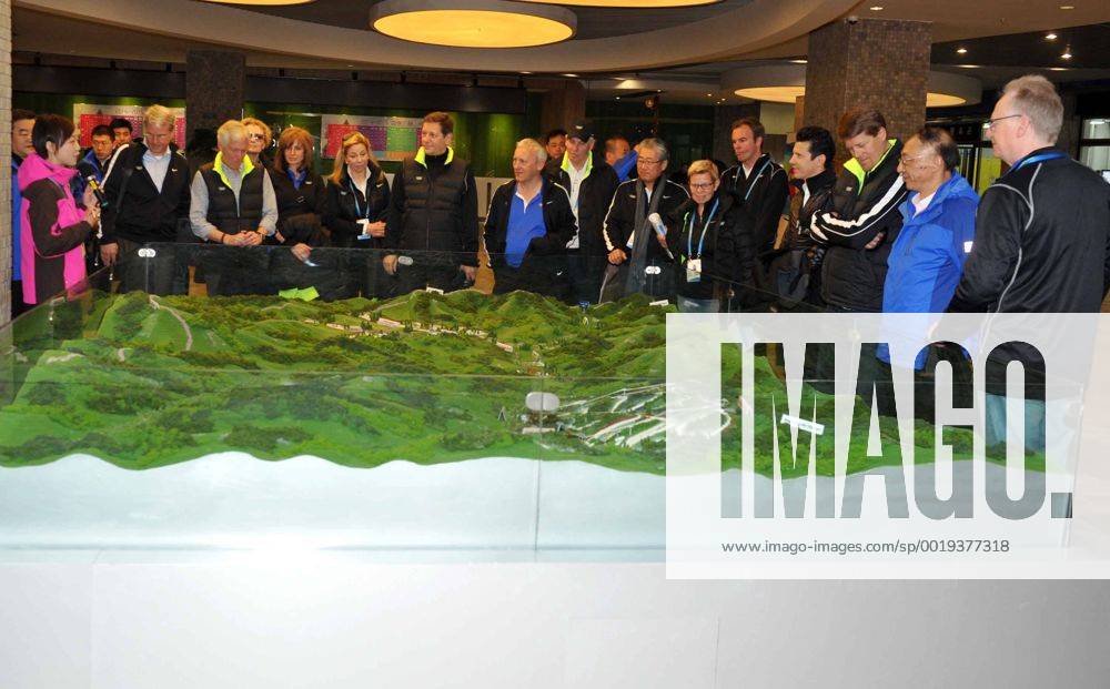 (150326) -- BEIJING, March 26, 2015 -- Members of the 2022 Evaluation Commission of the International Olympic Committee (IOC) inspect the Yunding ski field in Chongli County, north China s Hebei Province, on March 26, 2015. An IOC team was visiting Beijing, capital of China, and Zhangjiakou City of Hebei Province to assess their joint bid to host the 2022 Winter Olympic Games Olympische Spiele Olympia OS Gong Lei) (SP)CHINA-BEIJING-IOC EVALUATION GongxLi