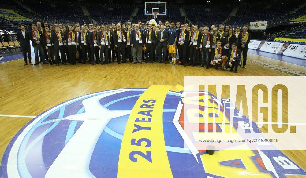 Michael Müller, Regierender Bürgermeister von Berlin, Mitte, und die ALBA-Mannschaft und die Vertreter der Sponsoren ALBA Berlin - Galatasaray Istanbul Basketball, Turkish Airlines Euroleague, Herren, men, Saison 2014 2015 Berlin, 19.3.2015 O 2 World Halle