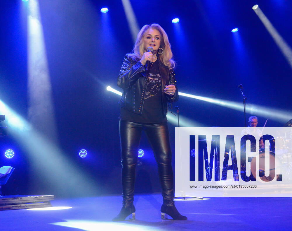 Welsh singer Bonnie Tyler, known for her numerous worldwide hits with the songs Total Eclipse of the Heart , It s a Heartache , Making Love , Holding Out for a Hero , Lost in France and Bitterblue , performs at concert hall Tokio Marine Hall, in Sao Paulo, on a tour in which he is completing 50 years of career, on Saturday night (12).